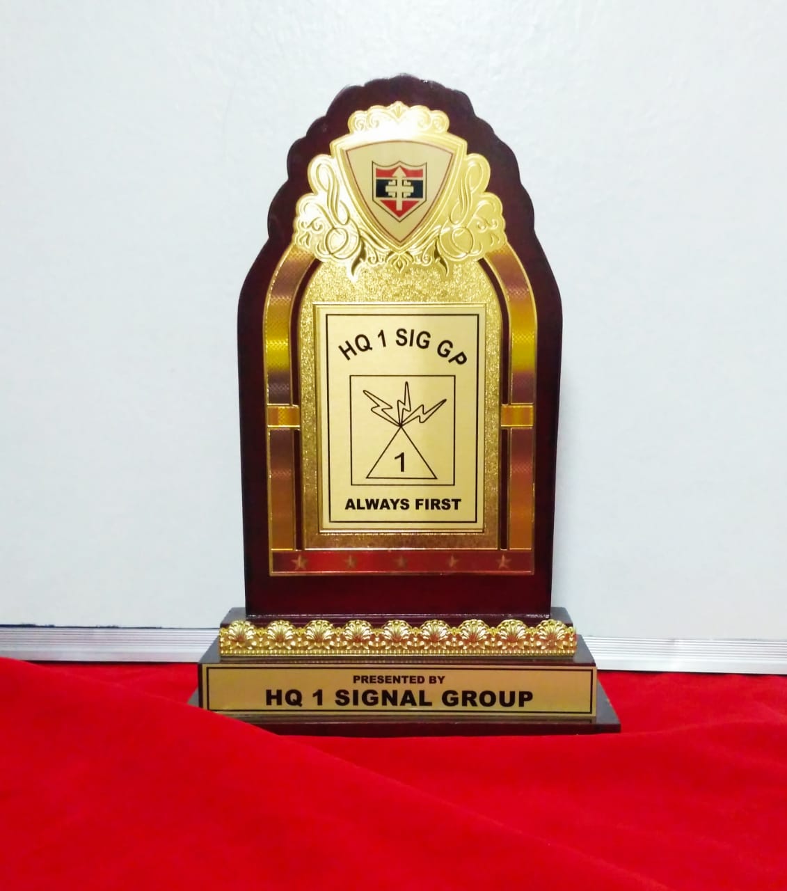 ARMY TROPHY HQ 1 SIGNAL GROUP WOODEN TROPHY WITH METAL GOLDEN STRIP
